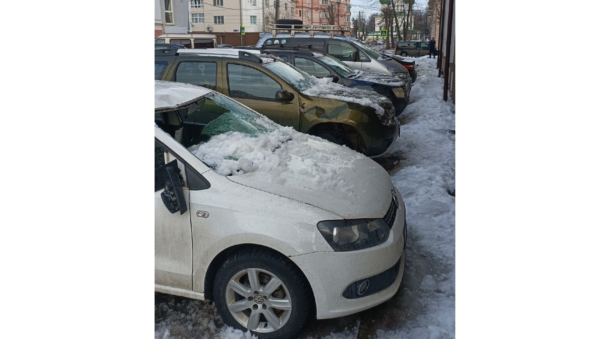 В Ярославле упавший с крыши снег повредил припаркованные автомобили