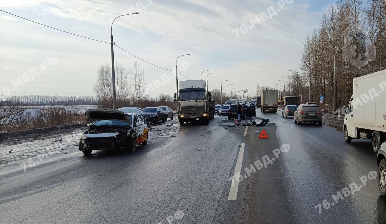 В результате массового ДТП с грузовиком под Ярославлем пострадали два человека
