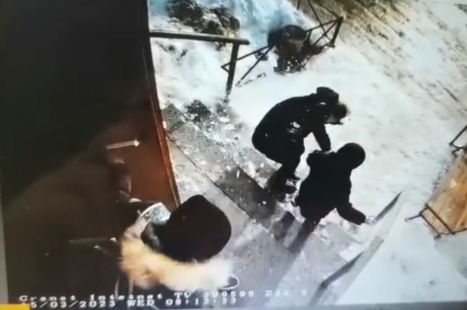 В Ярославле на женщину с двумя детьми с крыши упала снежная глыба