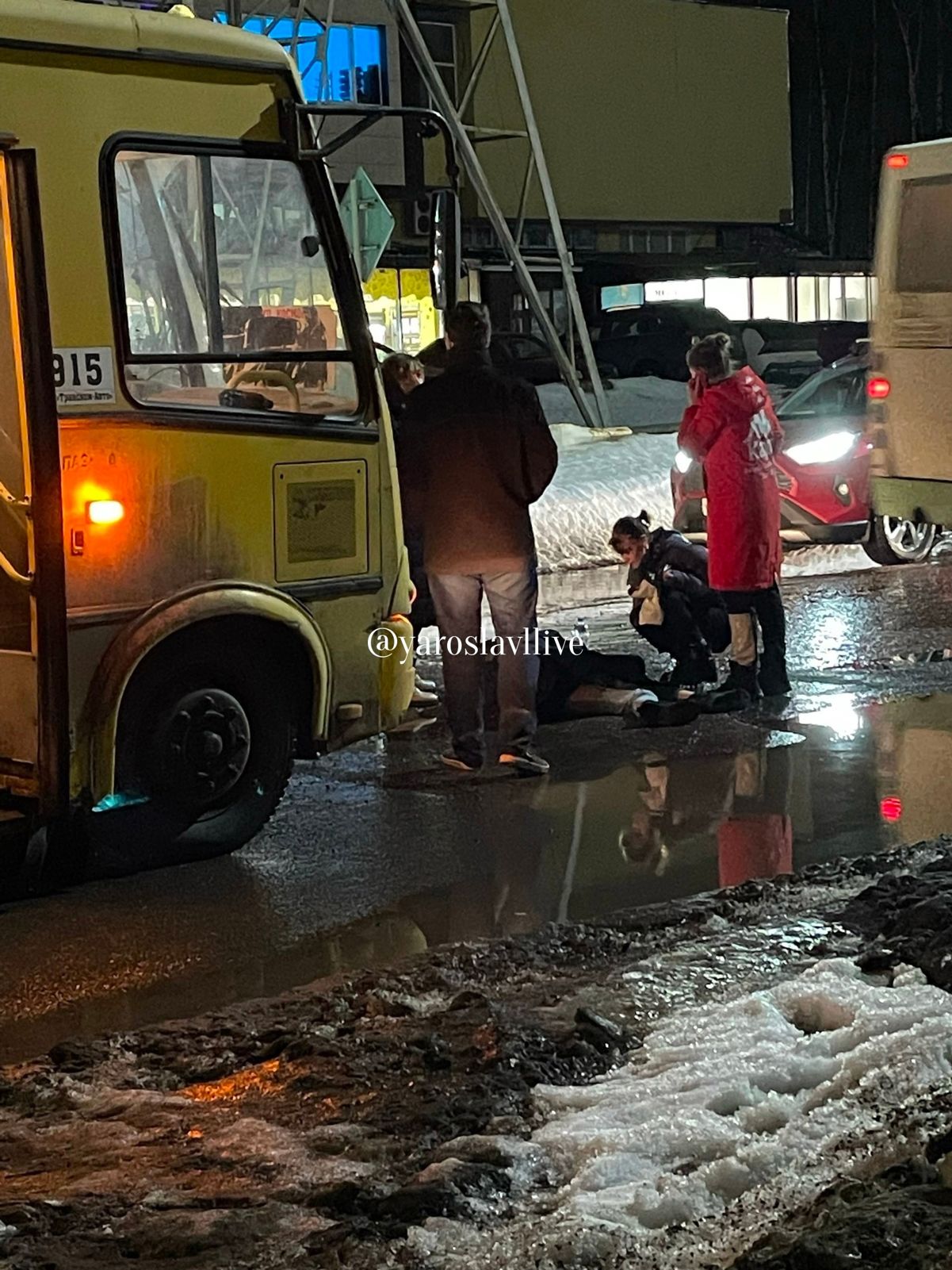 В Ярославле на пешеходном переходе автобус сбил девушку
