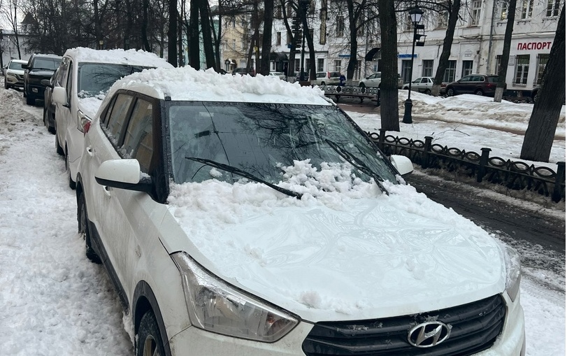 В центре Ярославля сошедший с крыши снег разбил лобовые стекла пяти припаркованных машин