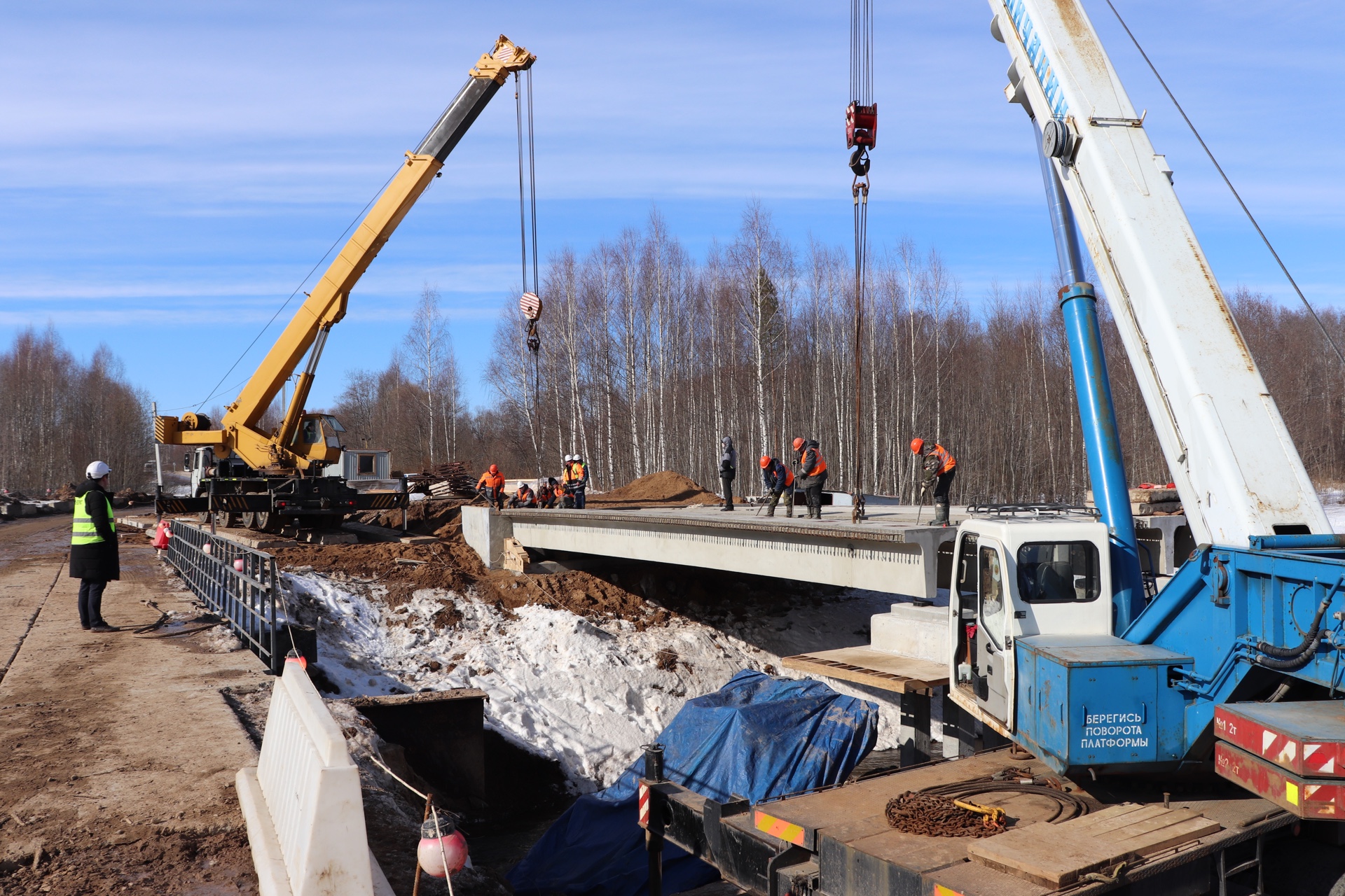 Начался монтаж балок пролетного строения моста через реку Сутку