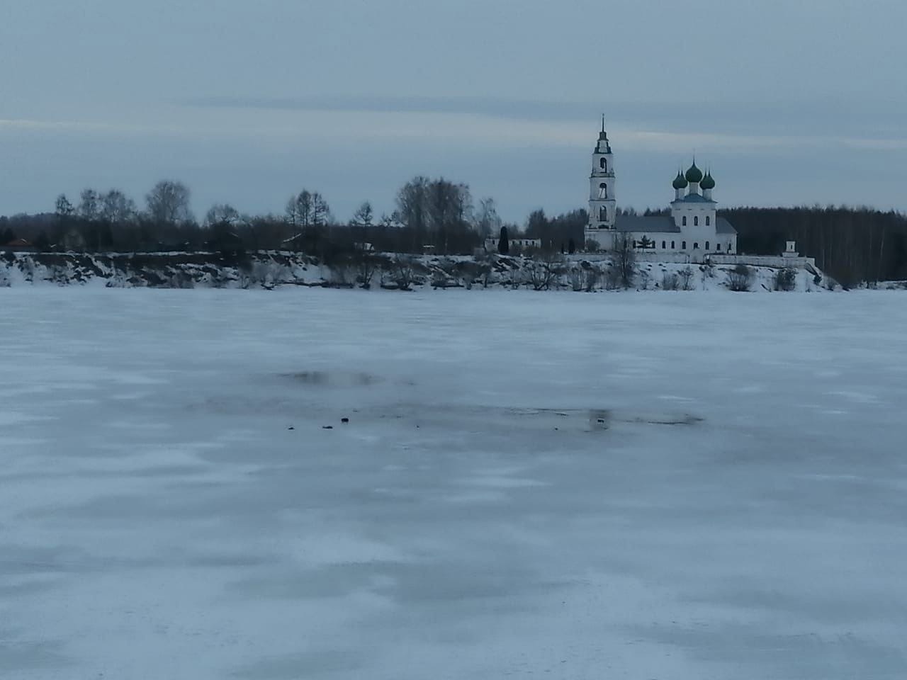 В Ярославской области пять человек провалились под лед: один погиб, троих ищут