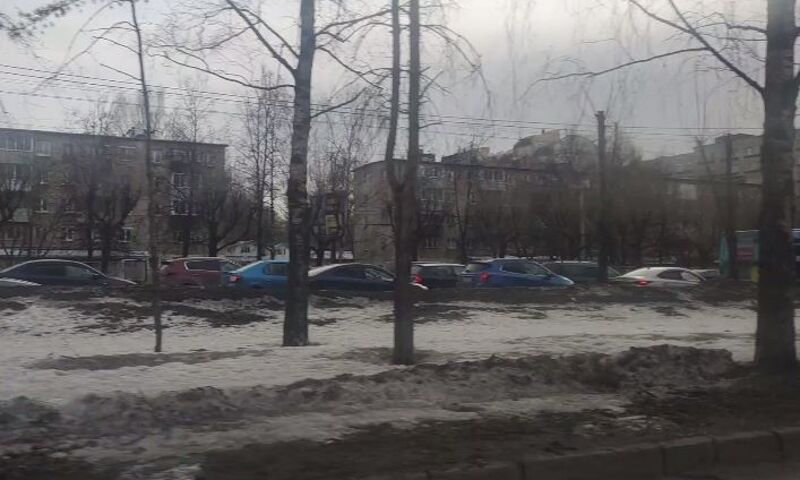 Дзержинский район Ярославля утром окрасился в бордовый цвет из-за ремонта переезда