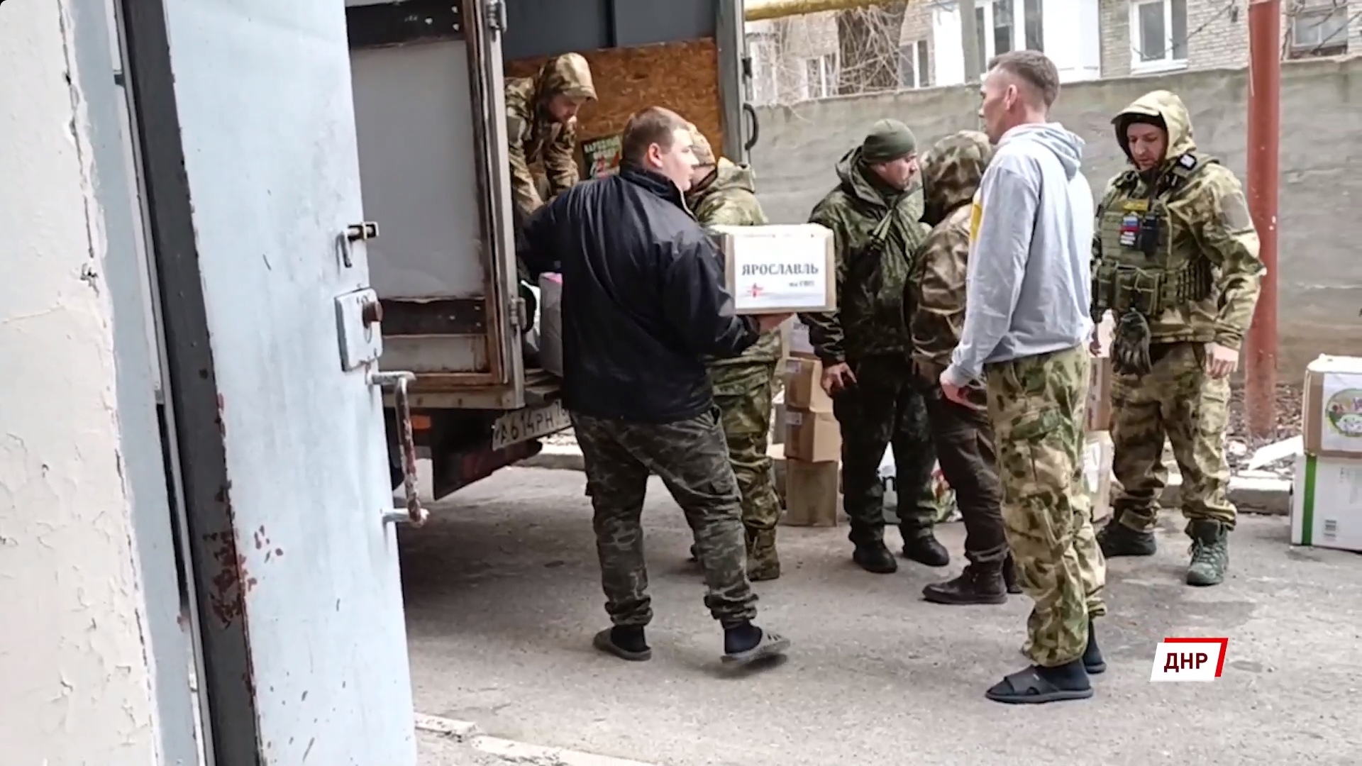 Ярославские волонтеры и общественники посетили солдатские госпитали «за ленточкой»