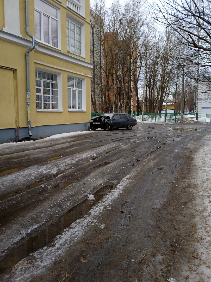 В Ярославле легковушка на скорости врезалась в здание