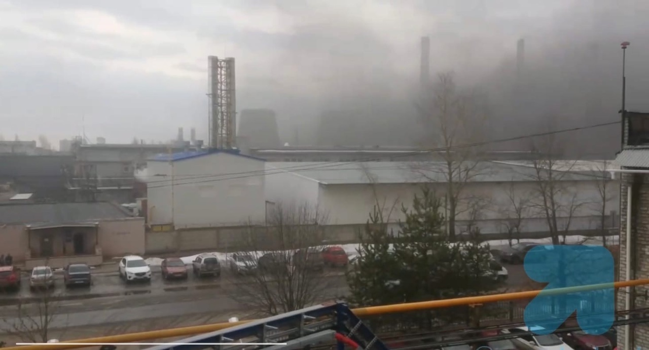 Крупный пожар у моторного завода в Ярославле тушат порядка 30 спасателей