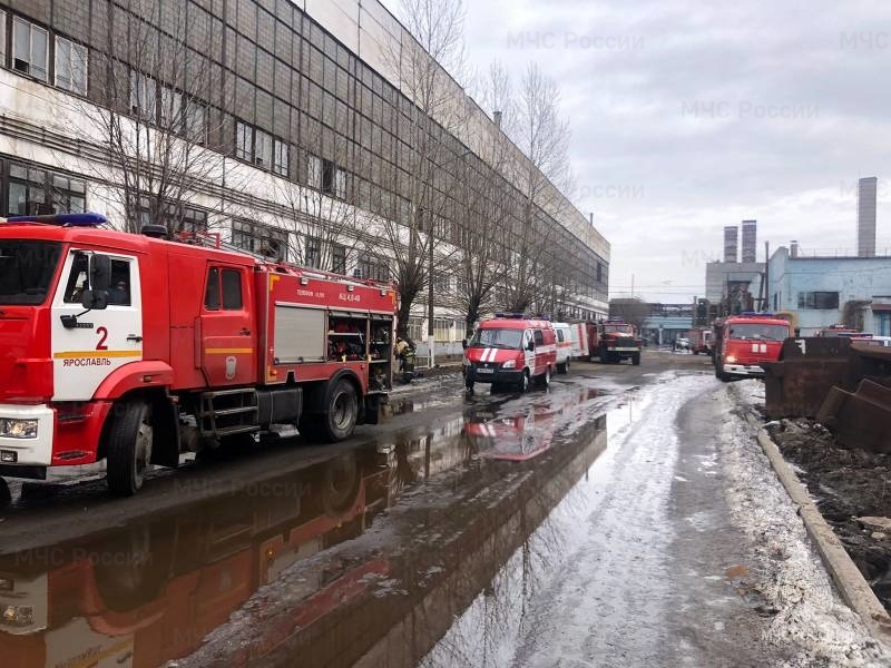 МЧС: в Ярославле потушили пожар в цехе на территории моторного завода