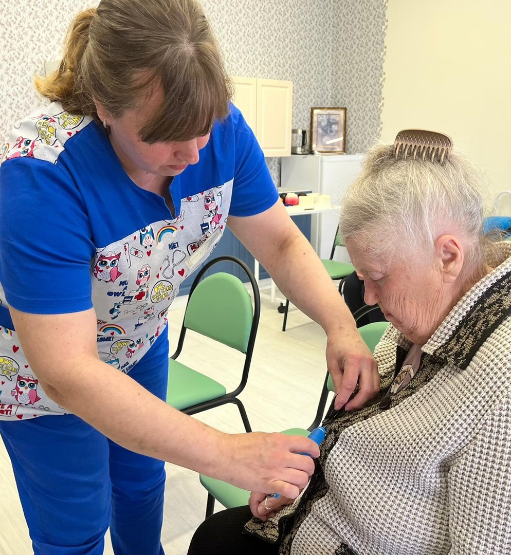 Помощники по уходу помогают пожилым жителям Ярославской области адаптироваться в повседневной жизни