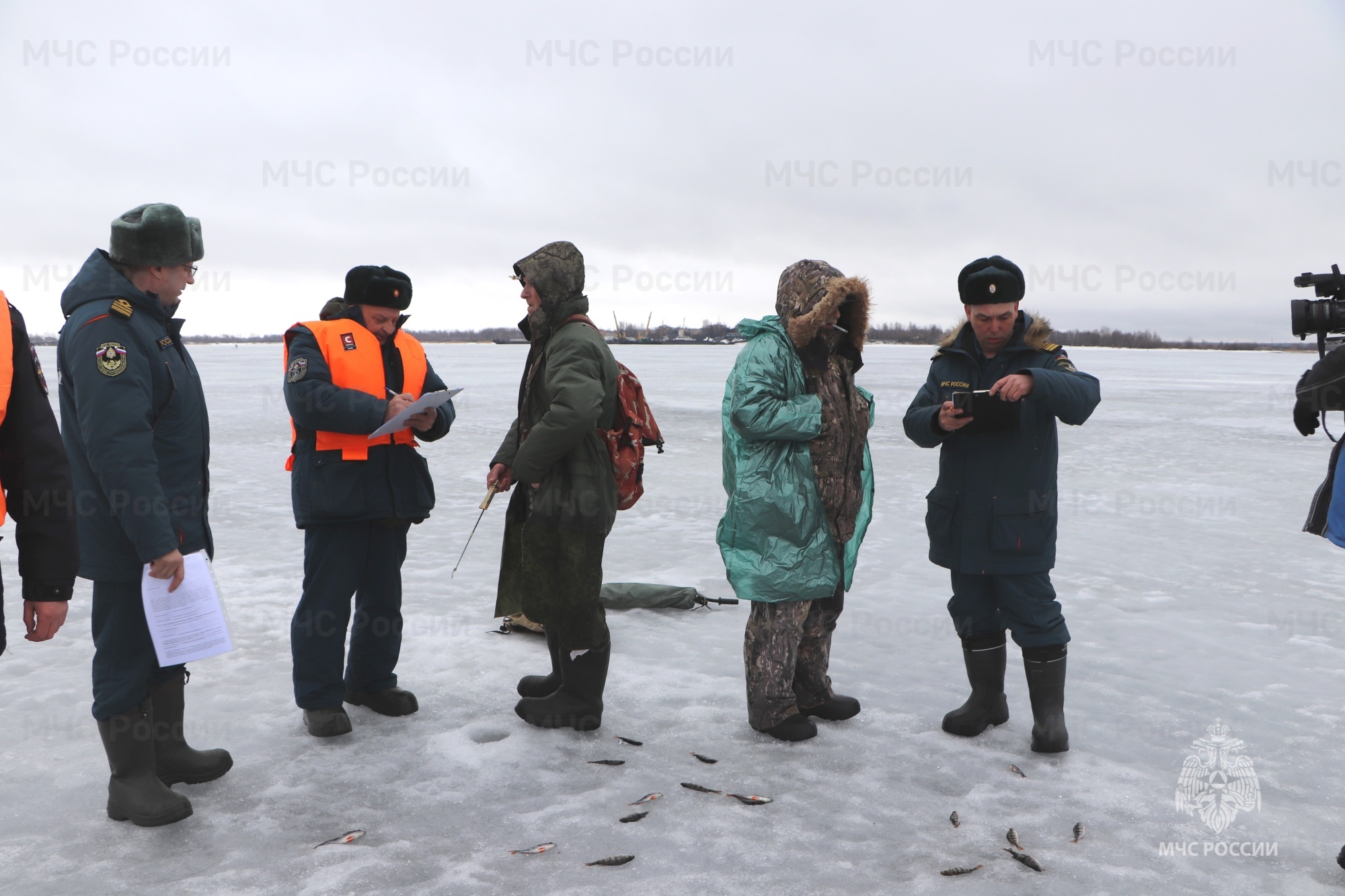 На Рыбинском водохранилище под лед провалились рыбаки на снегоходе