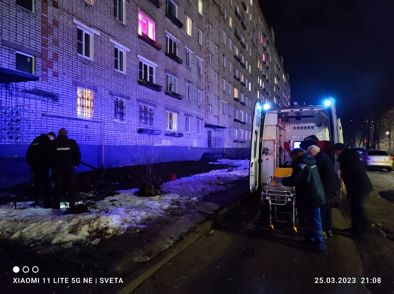 В Рыбинске мужчина выпал из окна подъезда многоэтажки