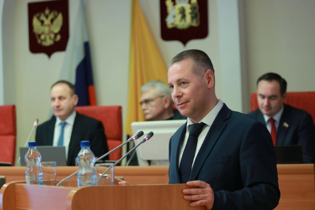 Михаил Евраев в областной думе выступил с отчетом об итогах работы за год
