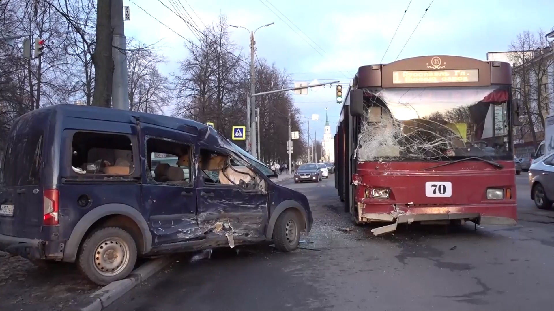 В центре Ярославля столкнулись легковушка и троллейбус: пострадали два человека