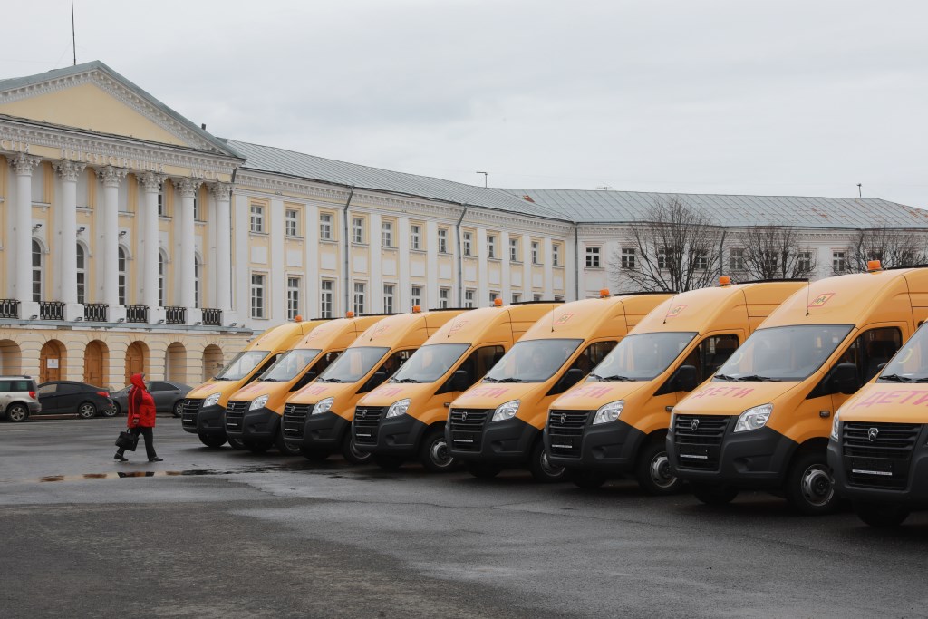 В школы Ярославской области передали 23 новых автобуса