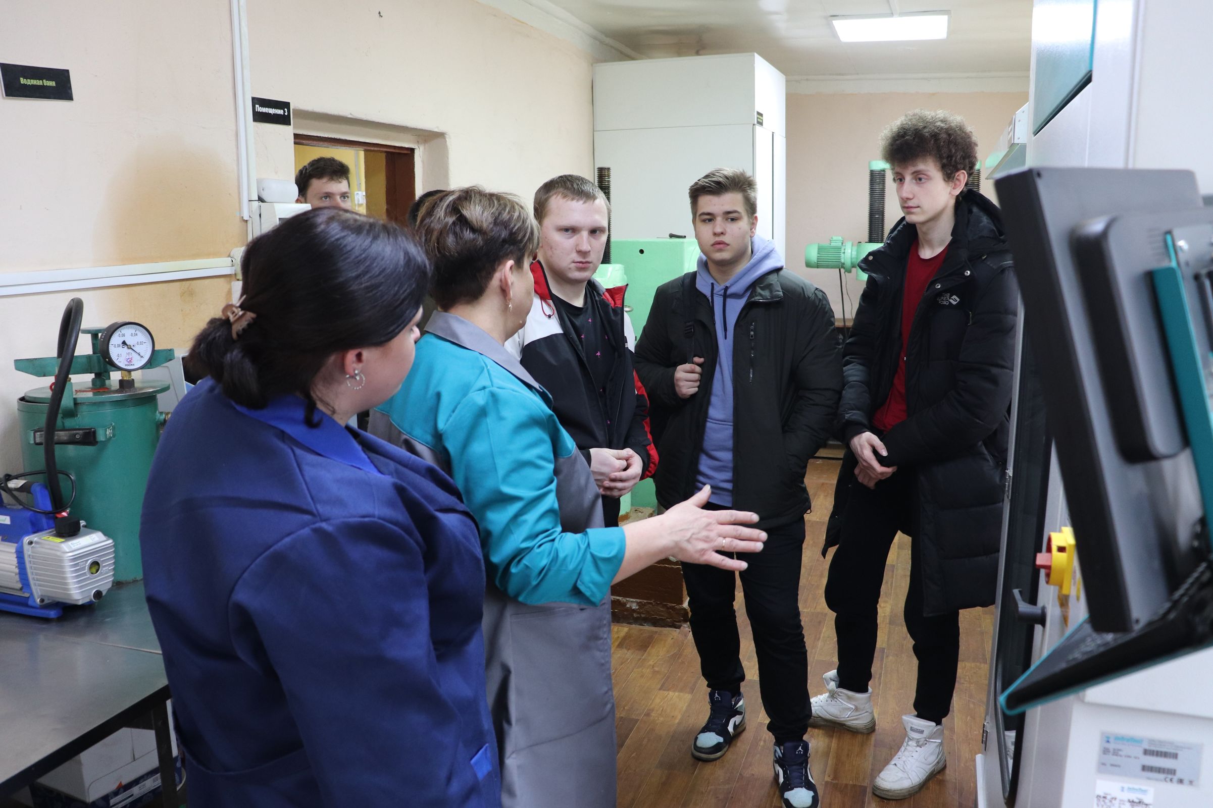 Студентов ЯГТУ познакомили с работой асфальтобетонного завода и испытательной лаборатории в Ярославской области