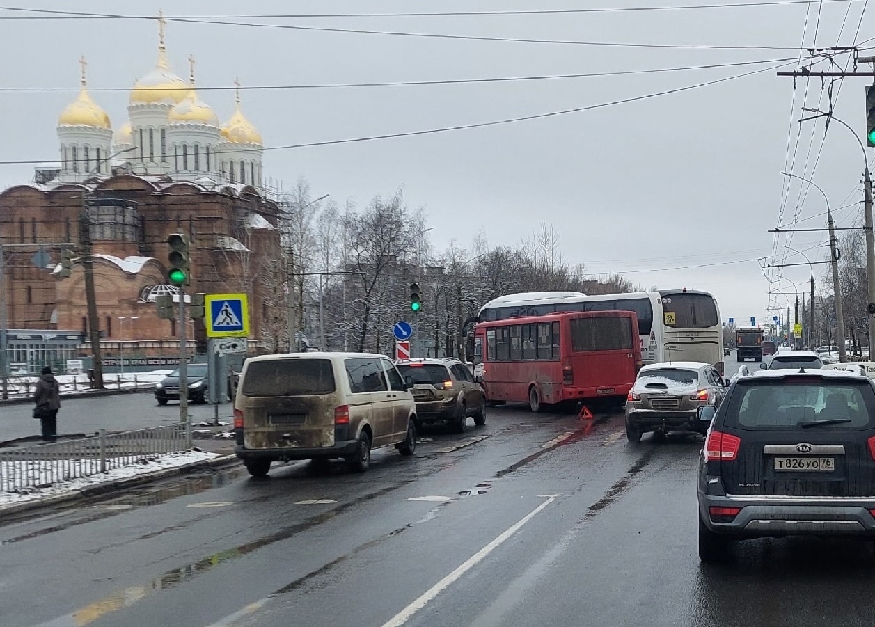 В результате столкновения двух автобусов на Ленинградском проспекте в Ярославле пострадал пятилетний мальчик