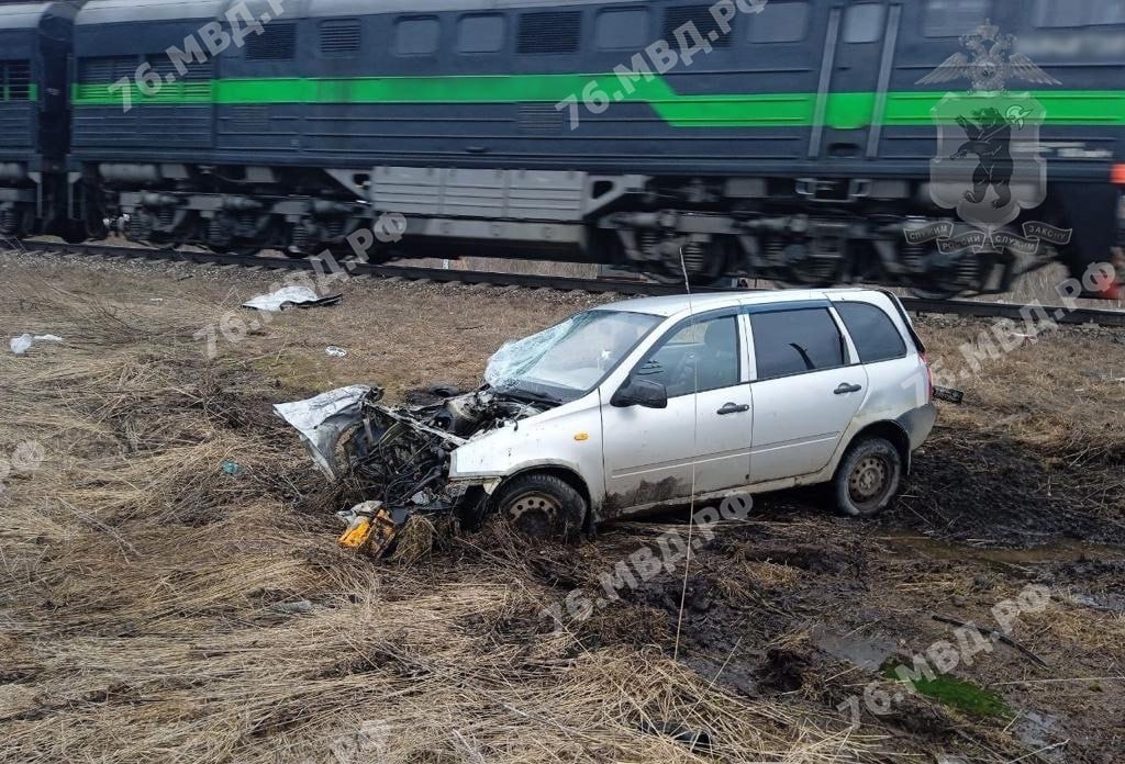 В Ярославской области автомобиль попал под поезд: два человека погибли