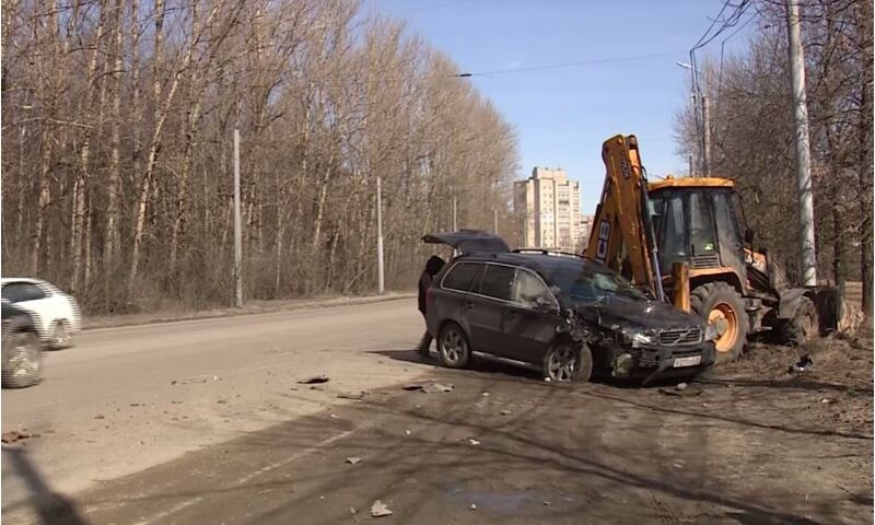 В Ярославле при столкновении трактора и легковушки пострадал человек