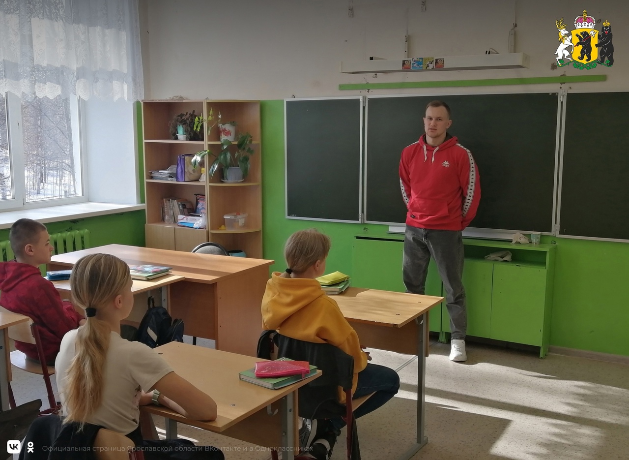 Доброволец из Ярославской области побывал в гостях у учеников своей школы