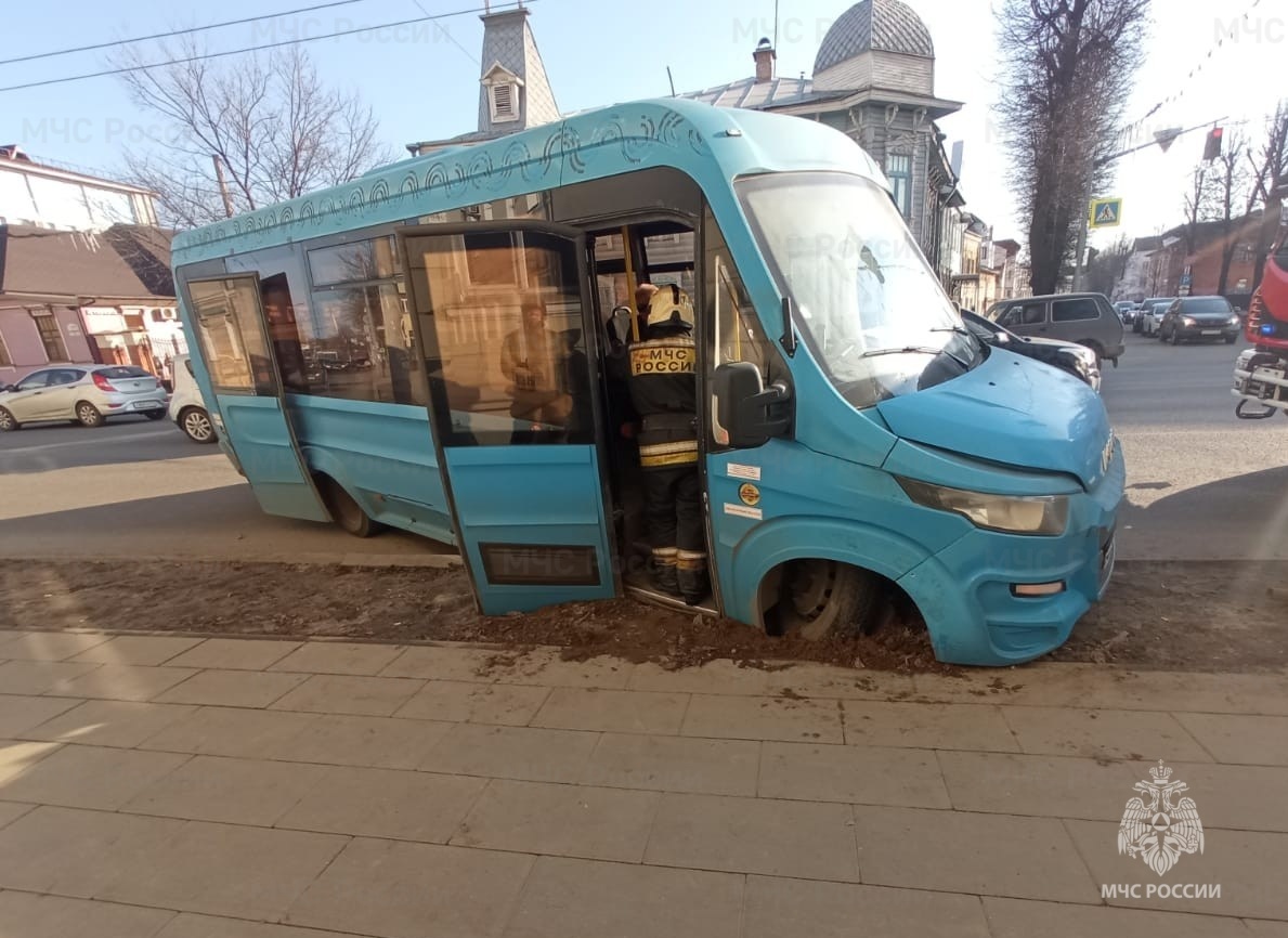 В аварии с маршруткой в центре Ярославля пострадала пассажирка