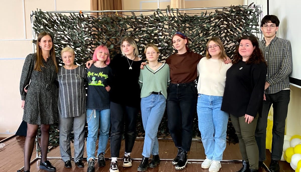 В ярославском колледже прошла акция по изготовлению маскировочных сетей