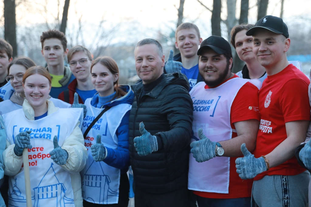 Михаил Евраев принял участие в «Генеральной уборке» в парке в Ярославле