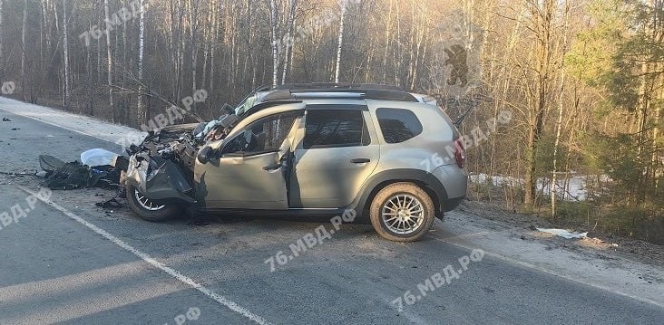 При столкновении внедорожника с грузовиком под Ярославлем пострадали два человека
