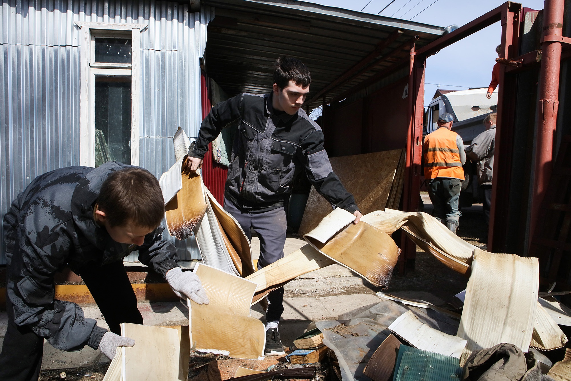 В Рыбинске помогли родителям участника СВО справиться с последствиями пожара