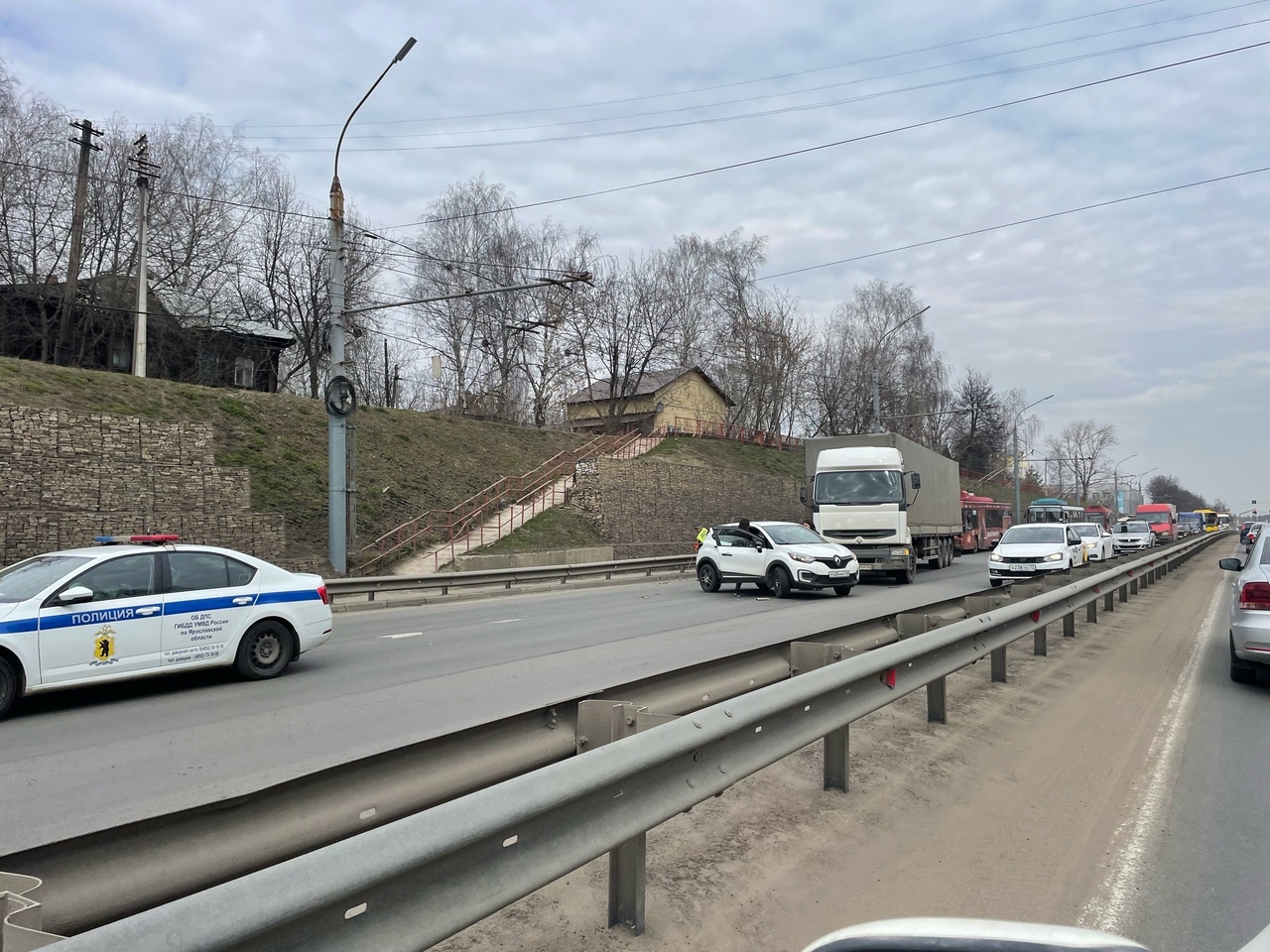 В Ярославле ДТП с фурой остановило движение троллейбусов на Московском  проспекте- Яррег - новости Ярославской области