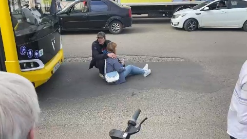 На пешеходном переходе в Ярославле водитель автобуса сбил девушку на электросамокате