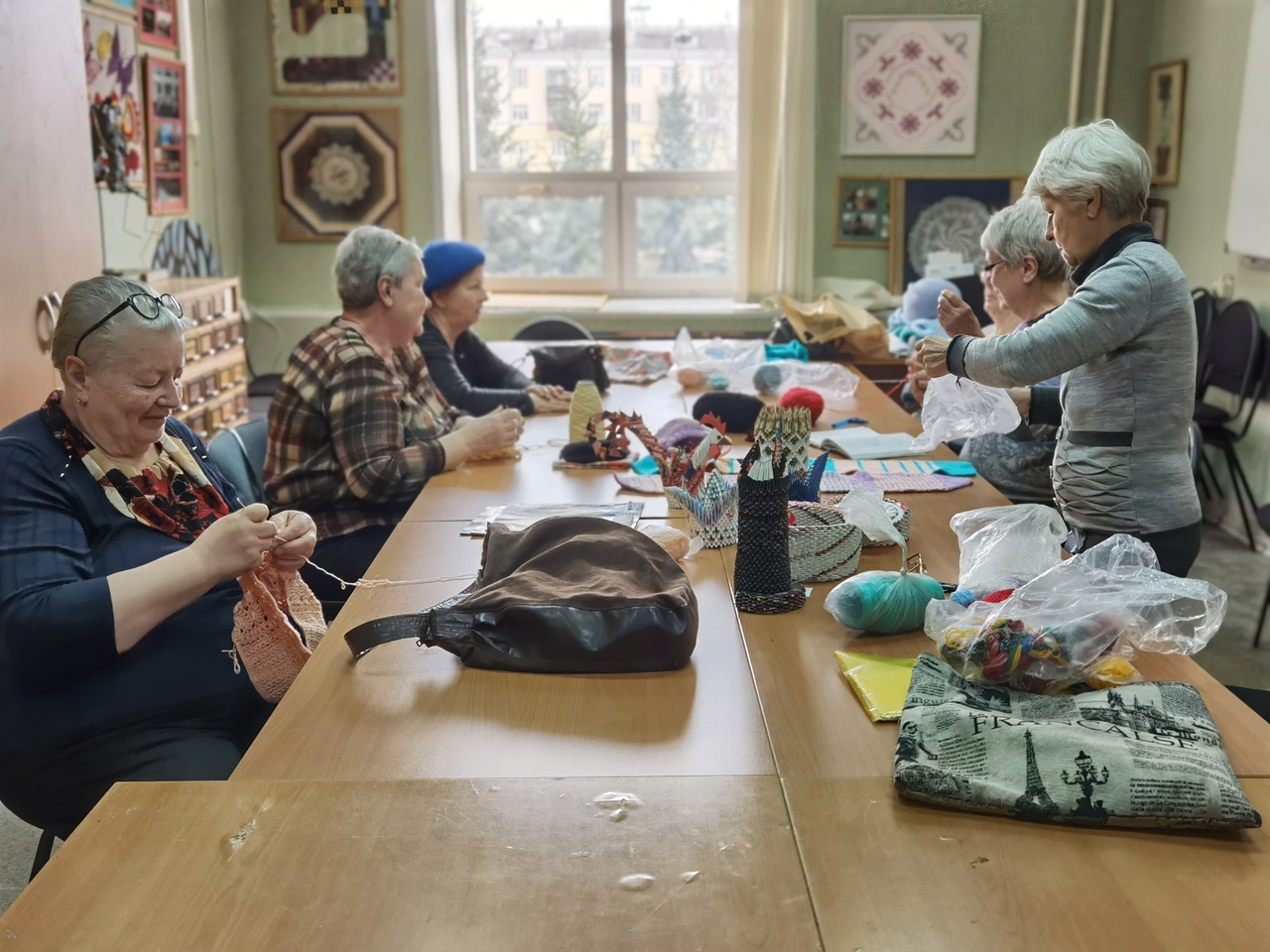 Ярославцы вяжут одежду для воспитанников детского дома в ЛНР