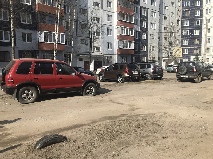 В Ярославле начались рейды по выявлению паркующихся на газонах водителей