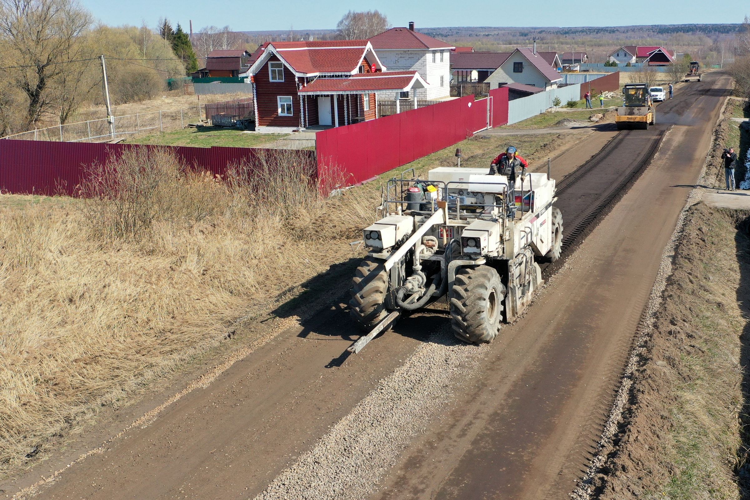 Подъездную дорогу к поселку Микляиха в Ярославской области ремонтируют по нацпроекту