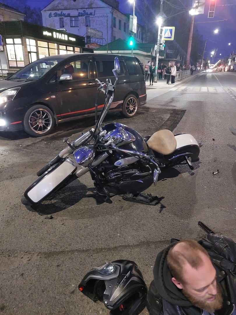 В Рыбинске мотоциклист попал в больницу после столкновения с такси