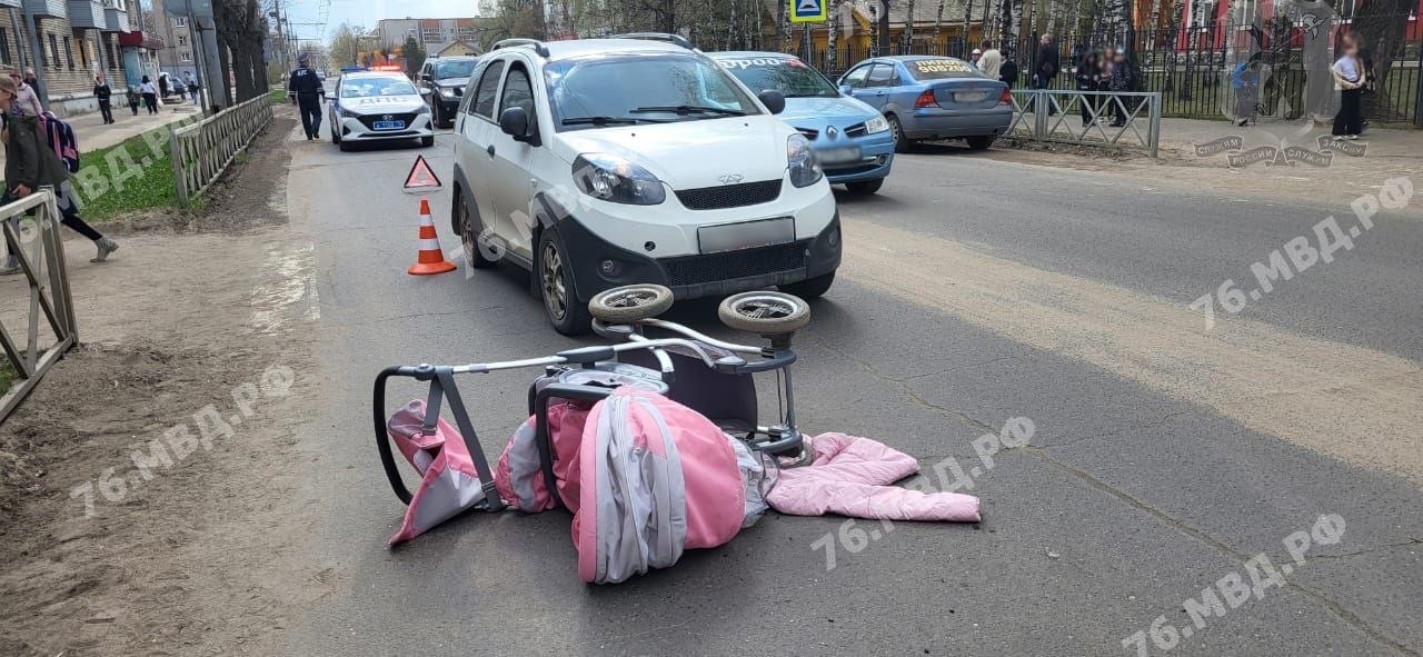 В Рыбинске на пешеходном переходе водитель иномарки сбил женщину с коляской