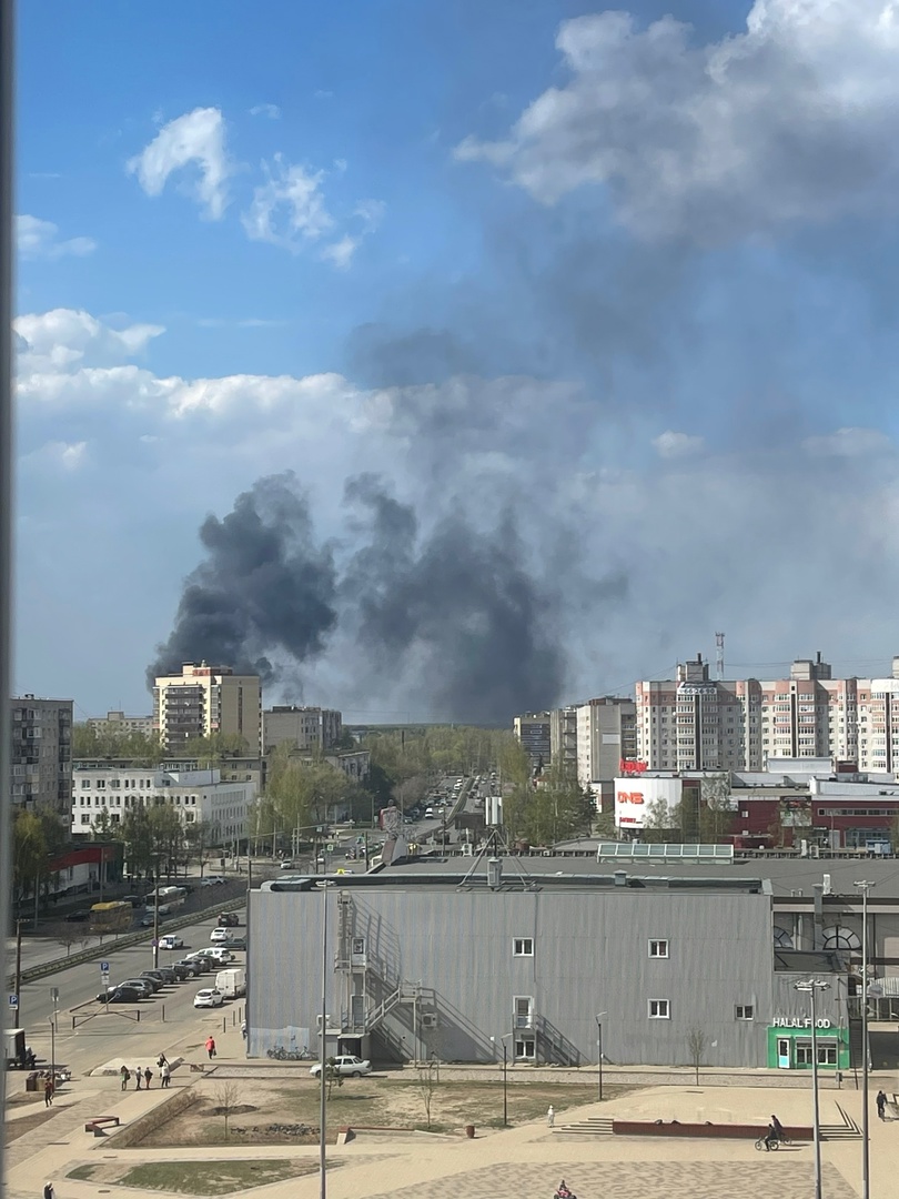 Столб черного дыма над Ярославлем: в Заволжском районе горят мазутные баки