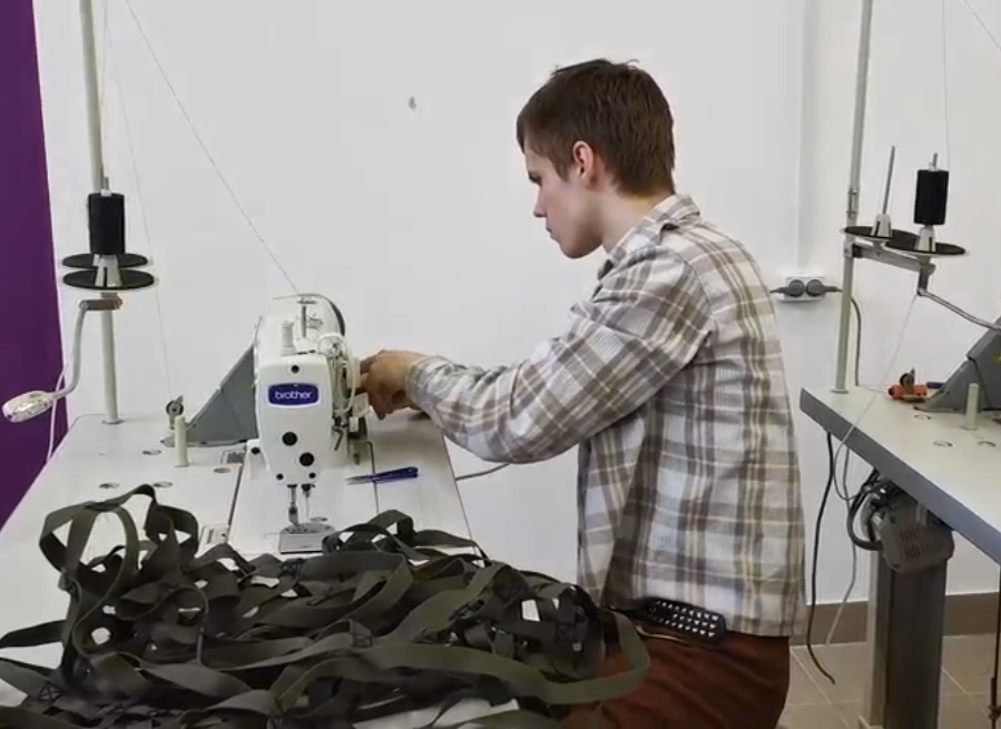 В Ярославле будущие модельеры шьют носилки для раненых бойцов