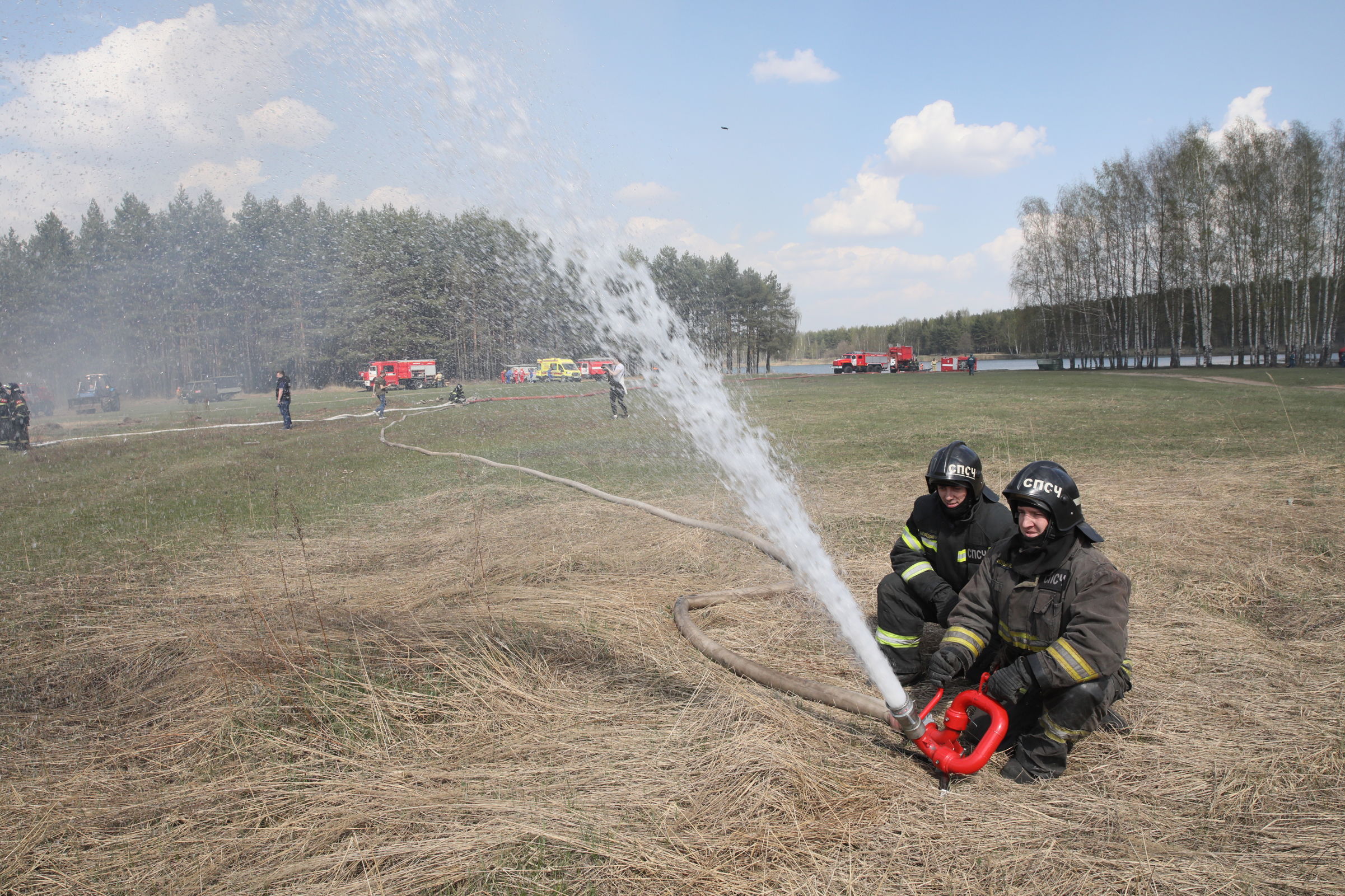 Работу в условиях лесных пожаров отработали на учениях в Ярославле