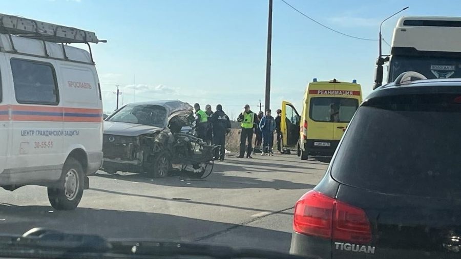 При столкновении внедорожника с грузовиком на окружной дороге Ярославля пострадал водитель