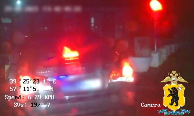 В Ярославской области полицейские устроили погоню со стрельбой за пьяным угонщиком автомобиля