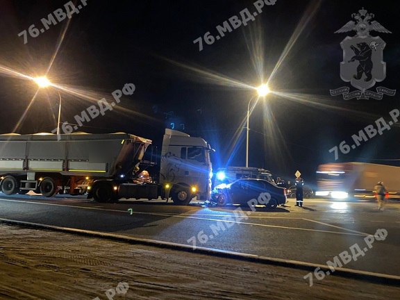 В Ярославской области в аварии с грузовиком пострадали женщина и две девочки