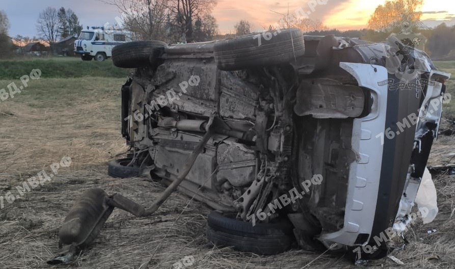 В Ярославской области погиб пассажир перевернувшейся иномарки, которой управлял пьяный водитель