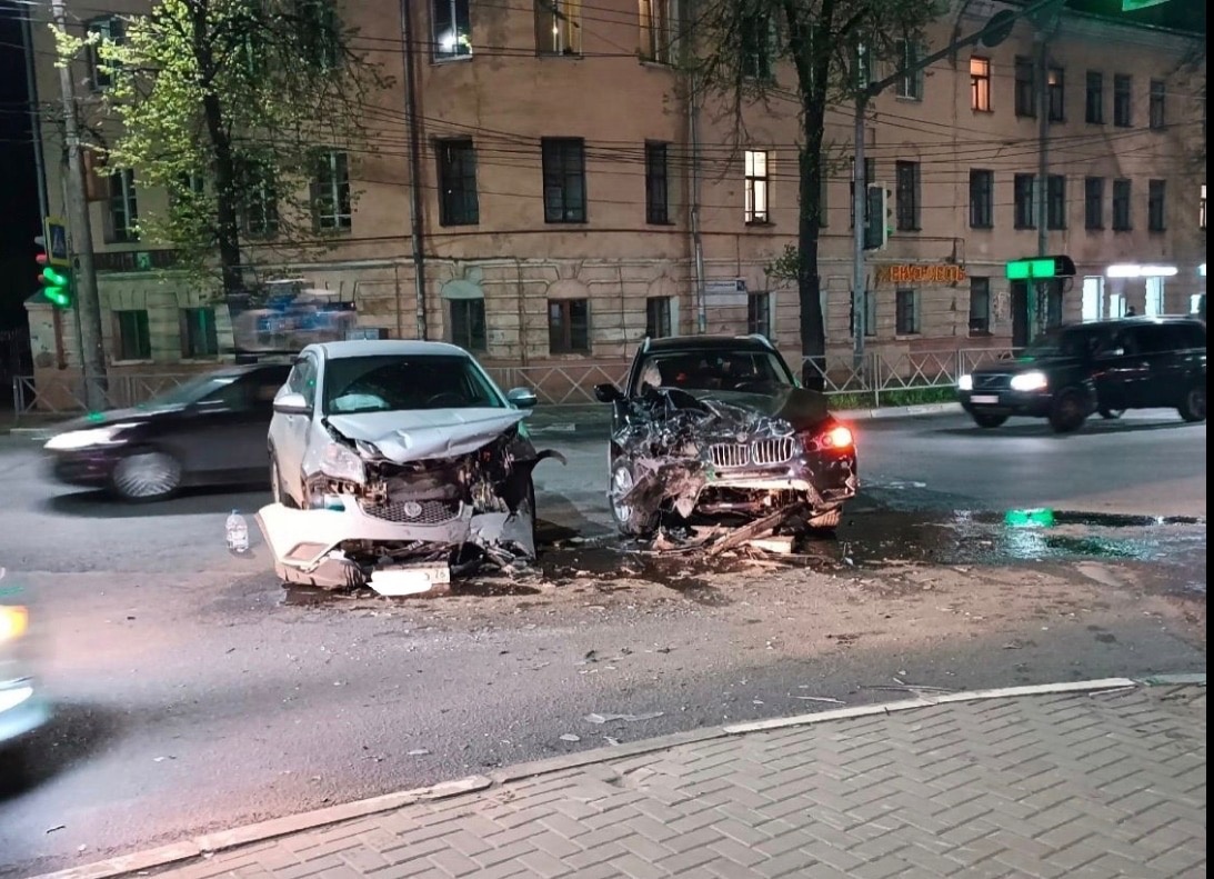 В результате столкновения иномарок на Октябрьской площади в Ярославле  пострадали два человека- Яррег - новости Ярославской области