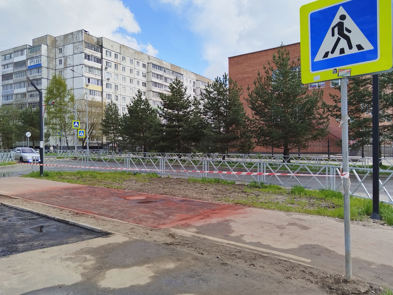 В Рыбинске коммунальщики «покрасили» часть тротуара в красный цвет