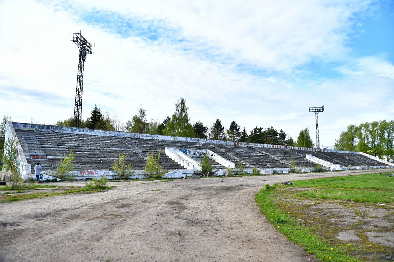 В Ярославле начали сносить трибуны стадиона «Локомотив»