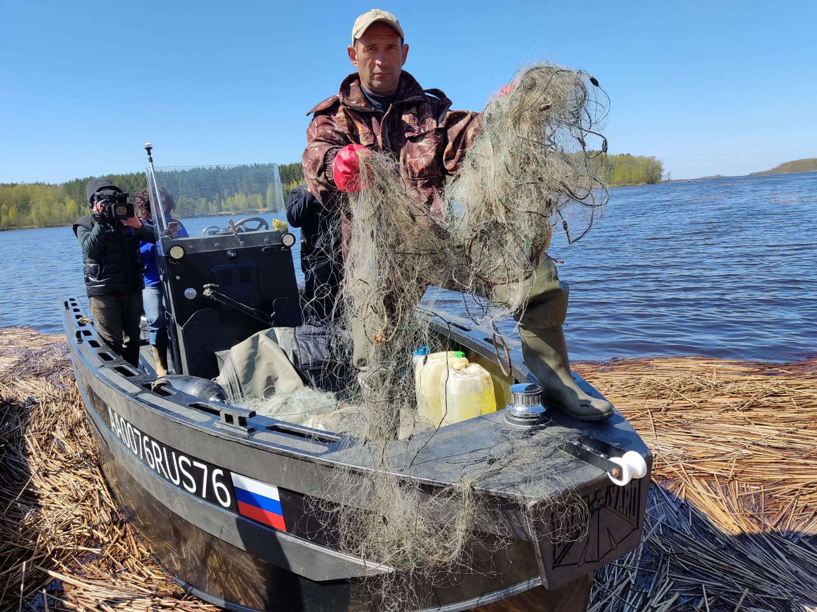 50 километров брошенных рыболовных сетей изъяли из реки Ухры в Ярославской области в рамках всероссийской акции