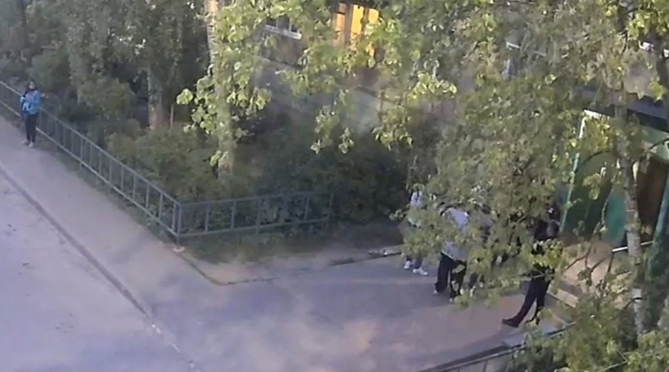 В Ярославской области из окна шестого этажа выпала 38-летняя женщина