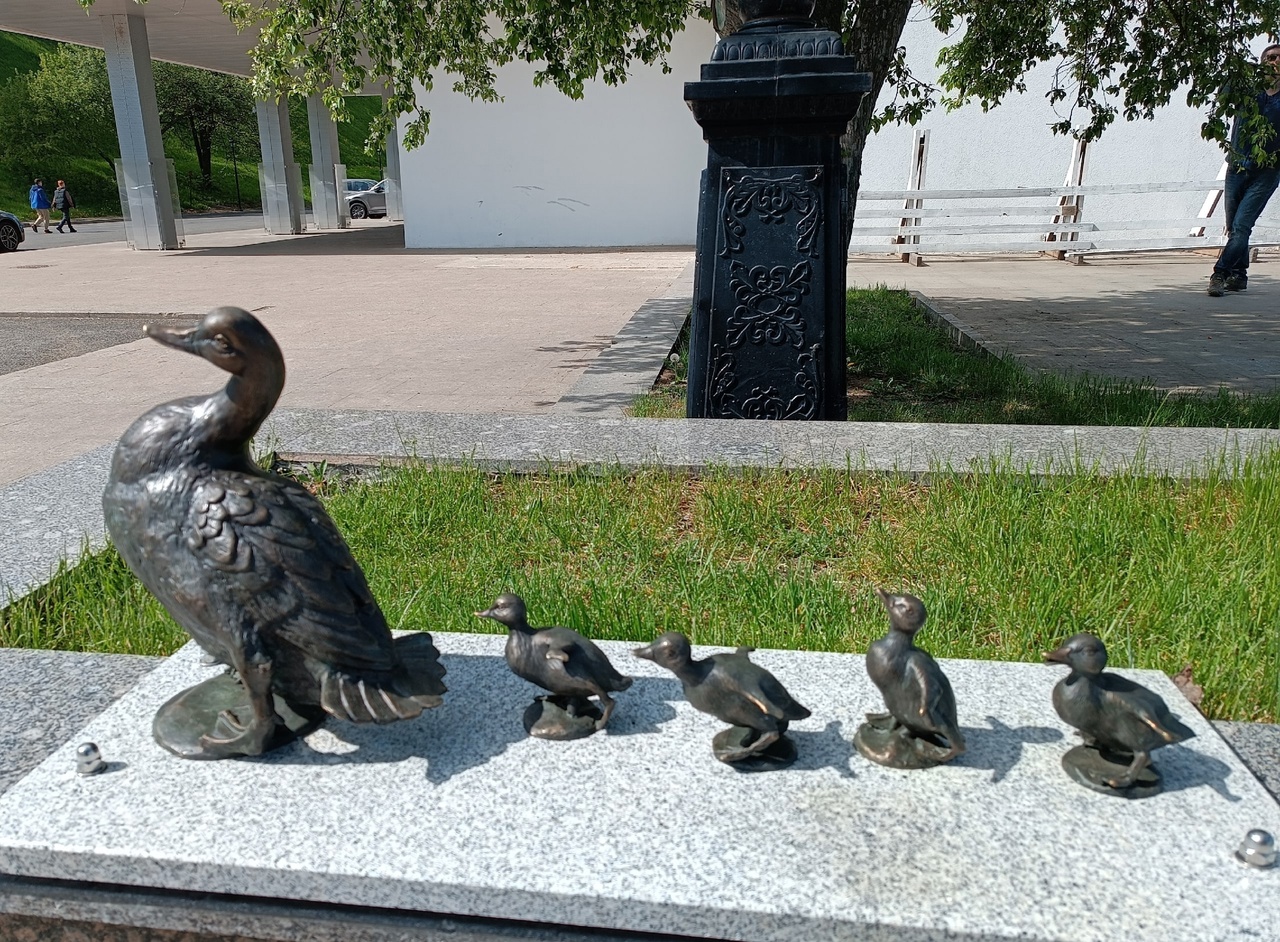В центре Ярославля установили скульптуру утки с утятами