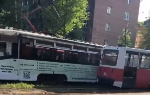 На Пятерке в Ярославле трамвай сошел с рельсов и задел встречный