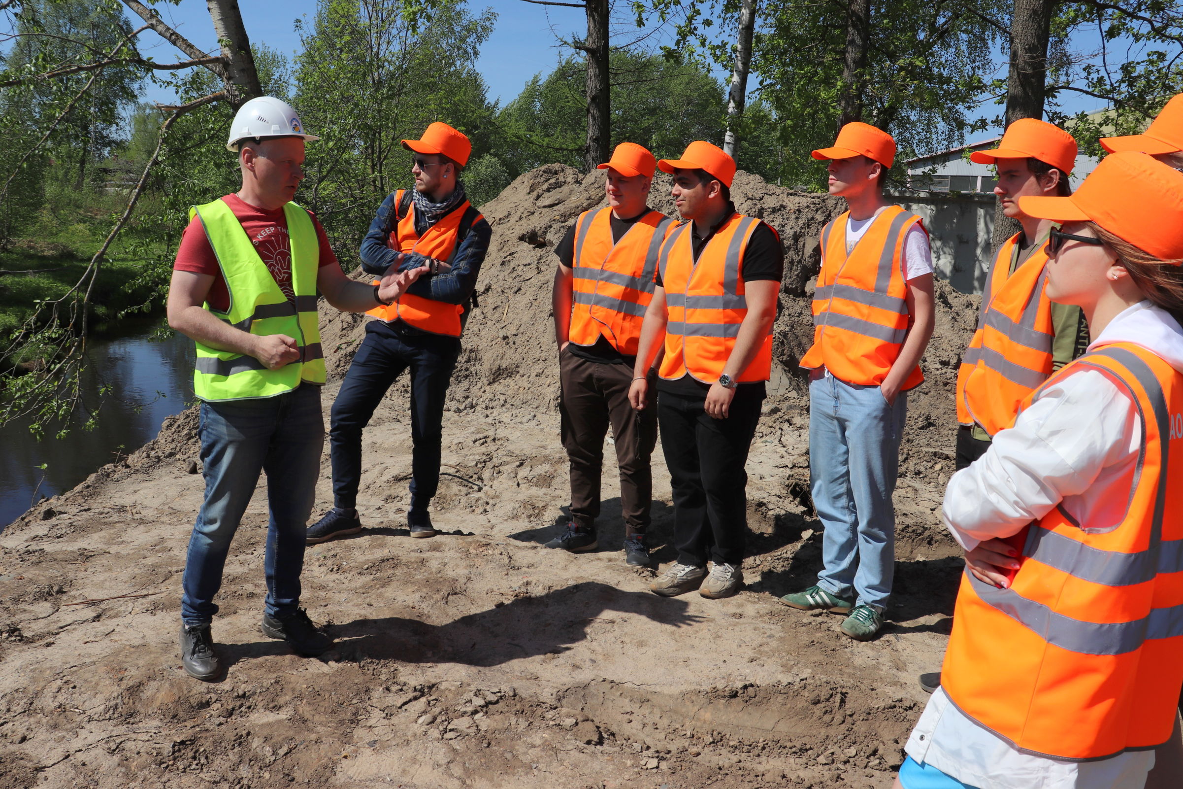 Будущие инженеры-строители оценили ход реконструкции моста через реку Коровку в поселке Искра Октября